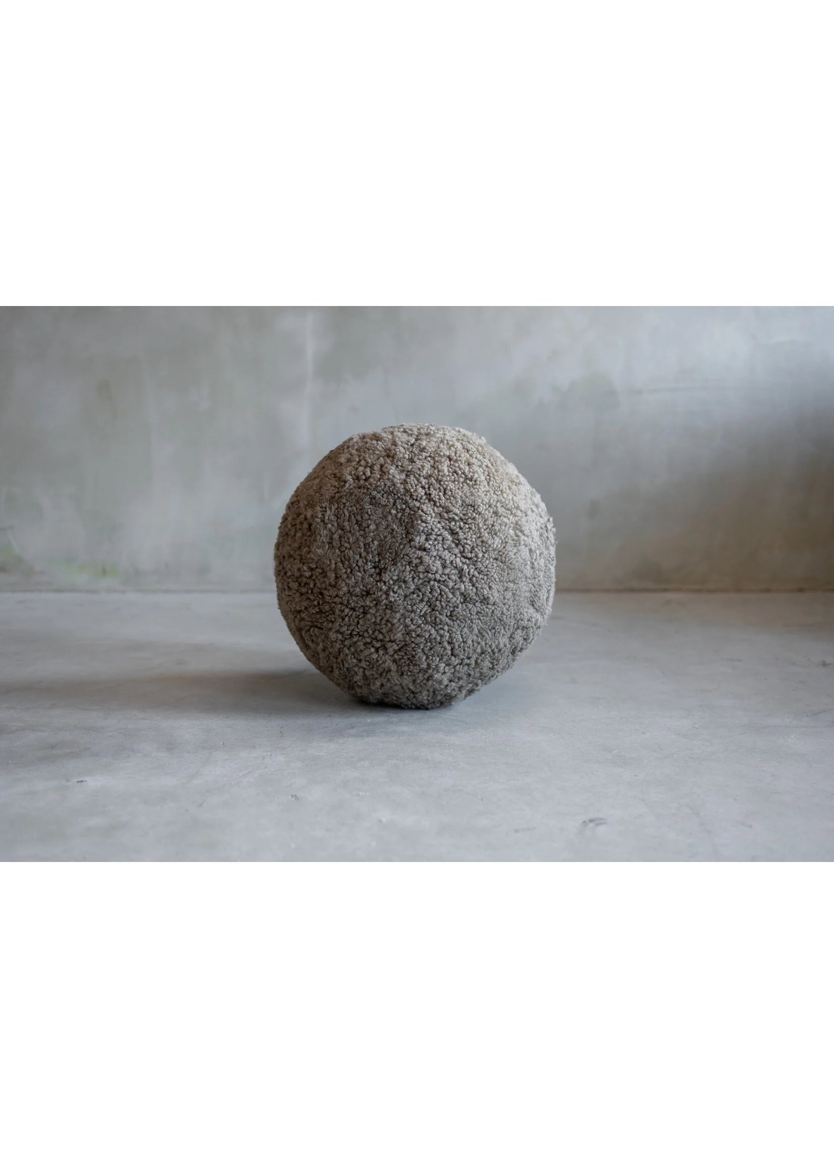 Van Buren yogabal Sahara schapenvacht in twee maten.