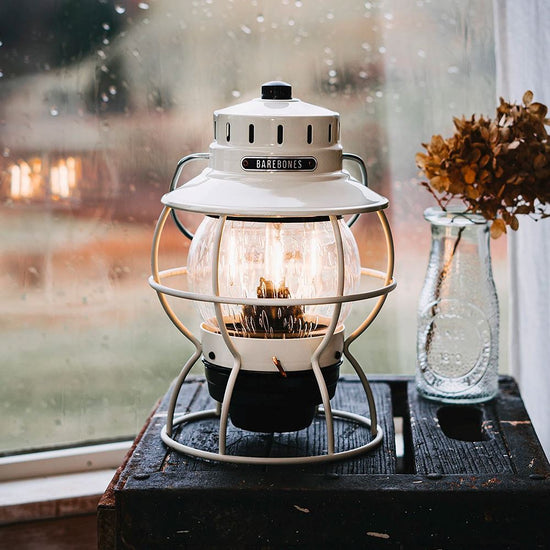 Barebones Railroad Lantern. Oplaadbaar. Vuurbak.