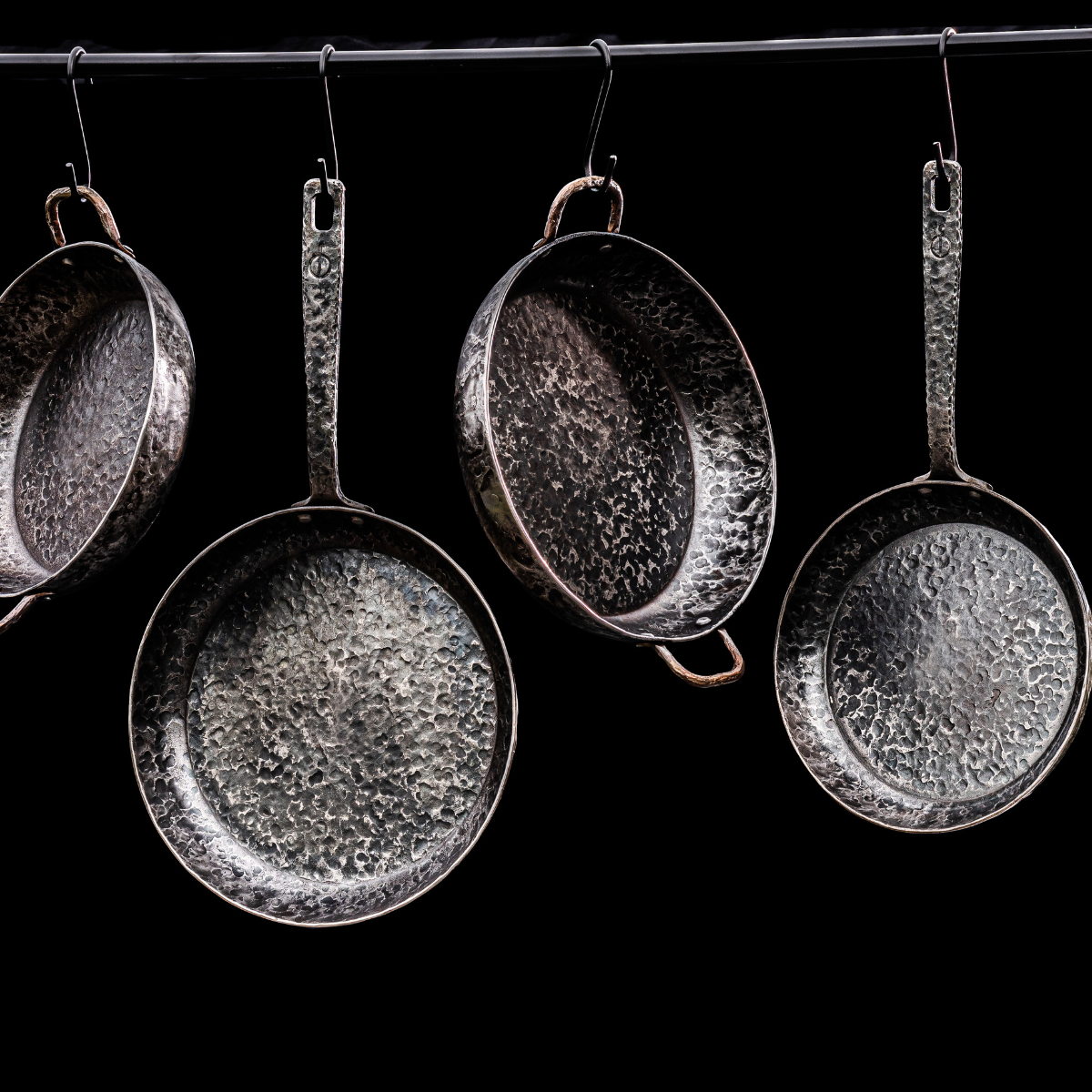 Japans staal, 58 Rockwell hardheid, en handgesmeed vakmanschap worden benadrukt